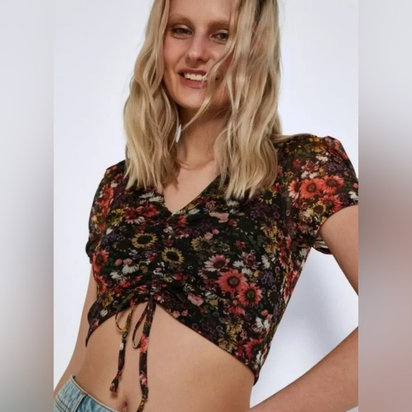 NEW Noisy May Judith Ruched Puff Sleeve Crop Top M Black Floral V-neck 90s - Picture 1 of 15